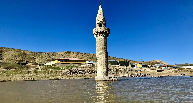 Su altından yükselen minare görsel şölen sunuyor