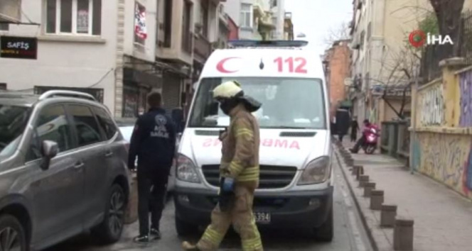 Beyoğlu’nda yangın: Dumandan etkilenen 3 kişi hastaneye kaldırıldı