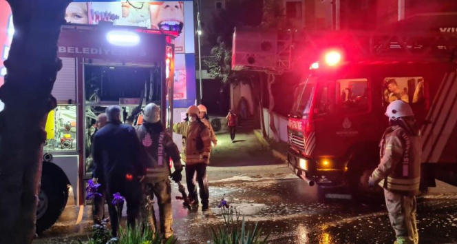 Pendik’te hastanede çıkan yangına sağlık çalışanları yangın tüpleri ile müdahalede bulundu