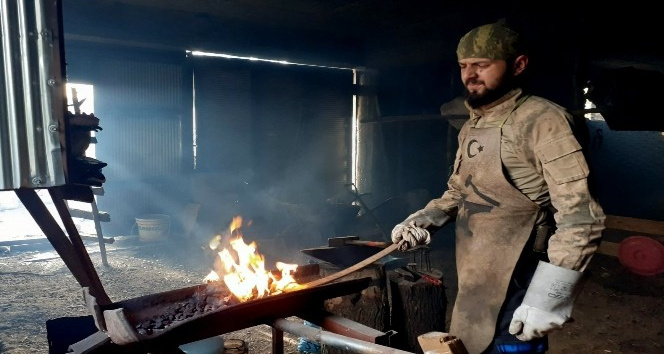 Taş duvarlar arasında harladığı ateşle atalarının izinden gidiyor