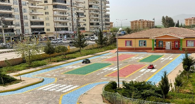 Okul bahçesi çocuklar için trafik eğitim alanı oldu