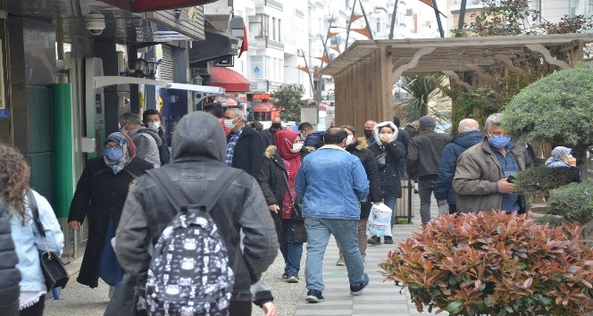 Sinop’ta ana caddelerde korkutan kalabalık