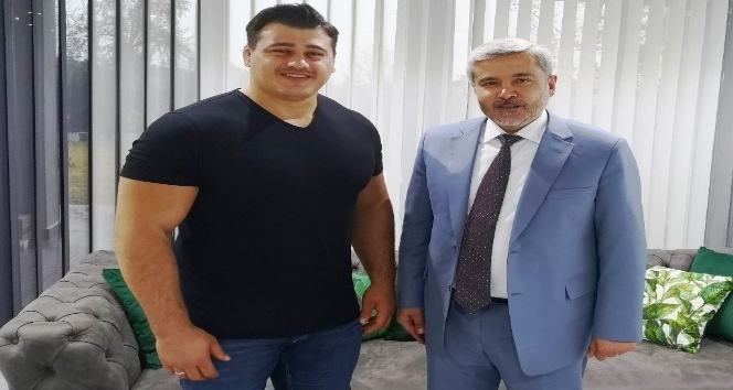 ASÜ Rektörü Şahin Milli Güreşçi Kayaalp’i tebrik etti