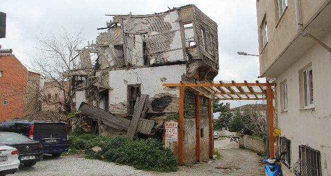 Sinop’ta ahşap ev enkazı tehlike saçıyor