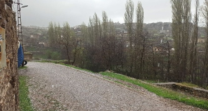 Aksaray’ın Güzelyurt ilçesinde dolu yağışı