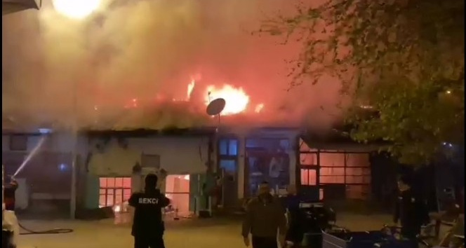 Çorum’da korkutan yangın: 4 dükkan yandı, 3’ü zarar gördü