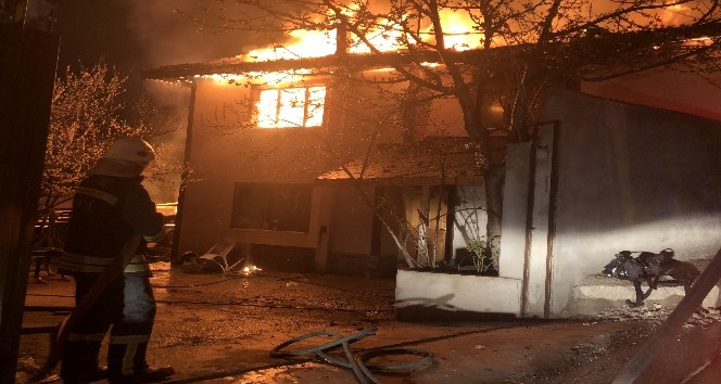 Kastamonu’da geceyi aydınlatan yangın: 4 ev alevlere teslim oldu