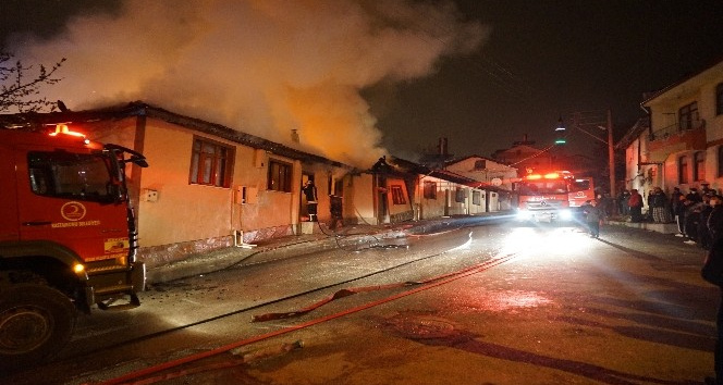 Kastamonu’da 4 ev ve 1 odunluk yanarak küle döndü