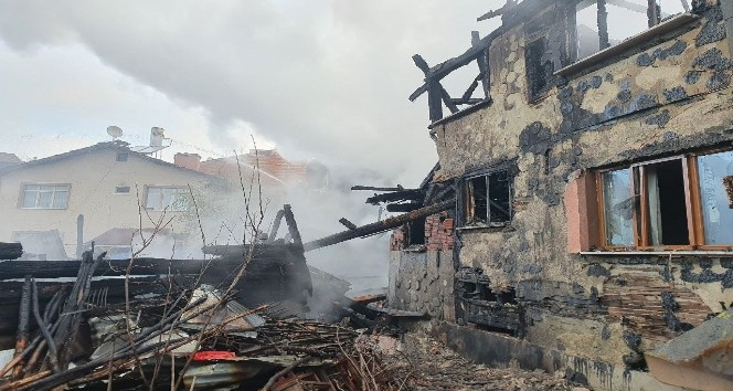 4 evin yandığı yangının boyutu gün ağarınca ortaya çıktı