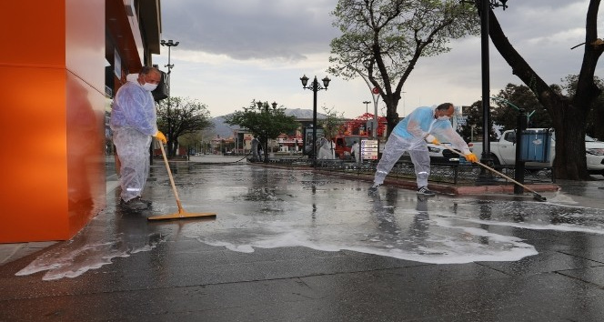 Vaka sayısının en fazla artış gösterdiği illerden Erzincan’da cadde ve sokaklar dezenfekte edildi