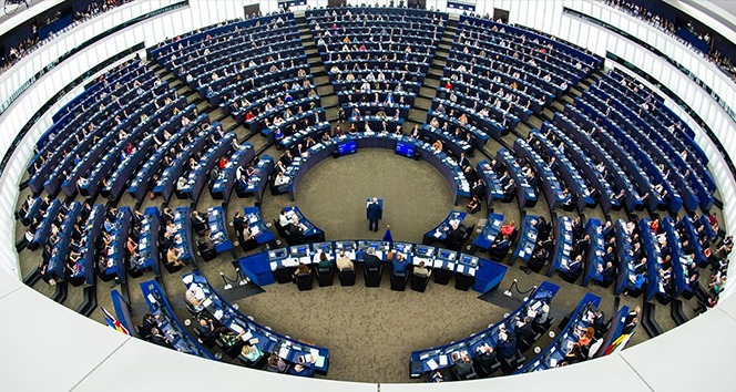 Avrupa Parlamentosu ırkçı Yunan vekilin dokunulmazlığını kaldırdı