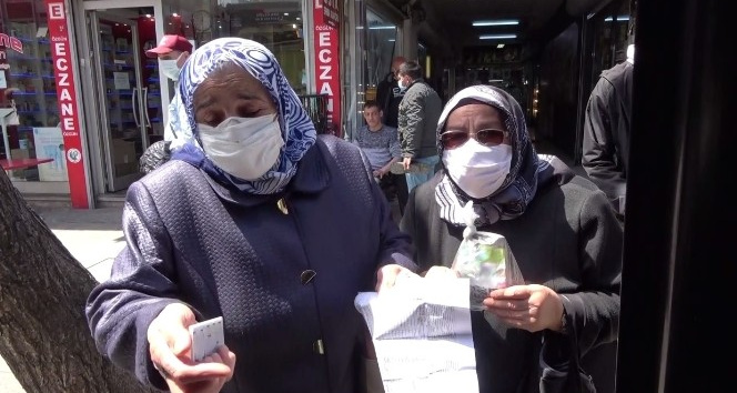 (ÖZEL)Otobüste HES kodu olmayan iki yaşlı kadın ile otobüs şoförü tartıştı