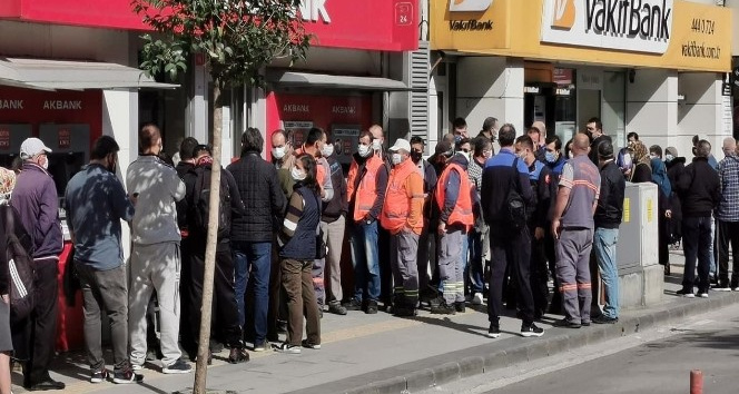 Yalova’da bankalar önünde kuyruklar uzadı...