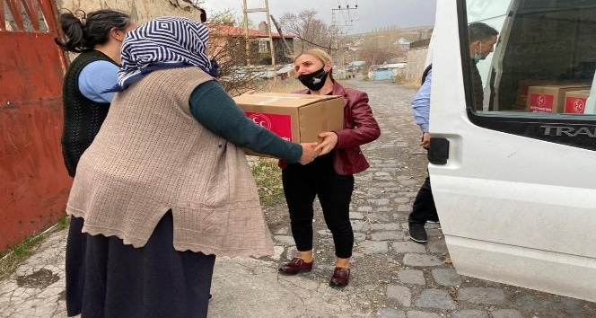 Kars’ta MHP’den 600 aileye Ramazan kolisi verildi