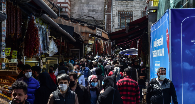 Eminönü&#039;nde kapanma öncesi alışveriş hareketliliği