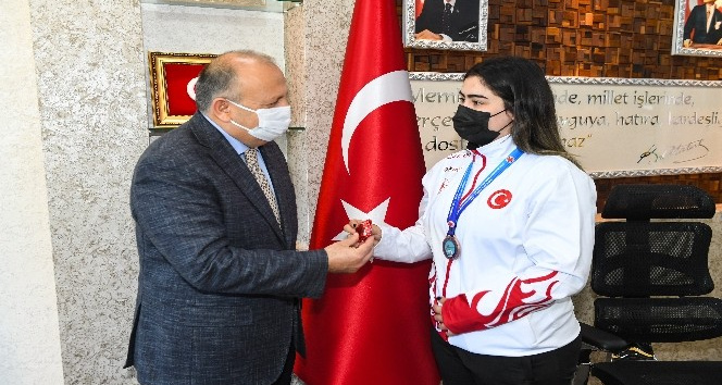 Başkan Tavlı, başarılı sporcuyu ödüllendirdi