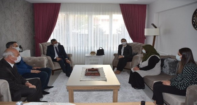 Vali Sezer’den şehit Ahmet Sandalcı’nın ailesine ziyaret