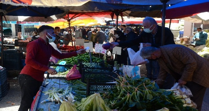 Ordu’da kısıtlama öncesi semt pazarlarında yoğunluk