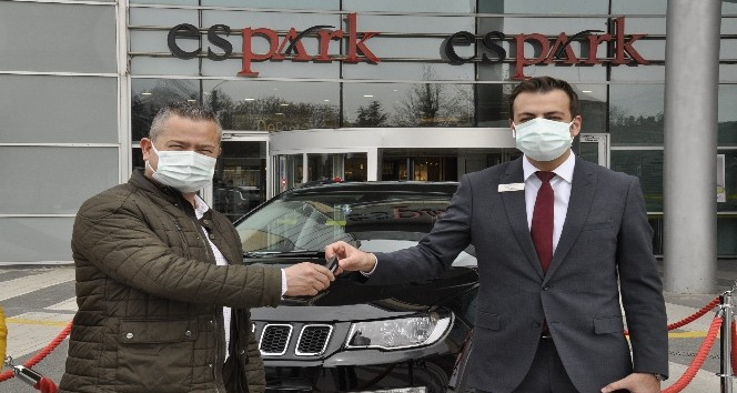 Kızına mont aldı, araba kazandı