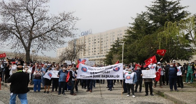 Sağlık çalışanları talepleri için rektörlüğe yürüdü