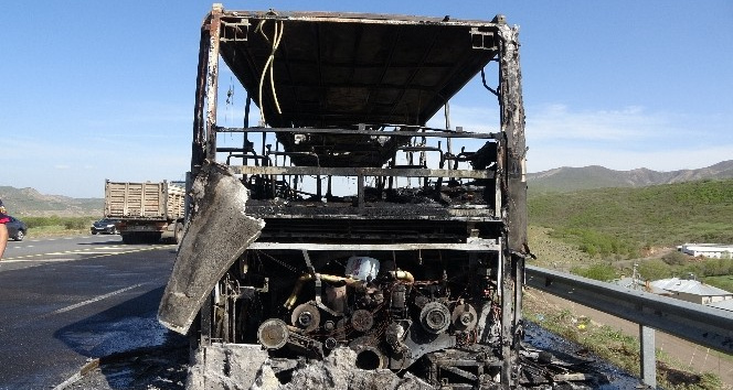 Bingöl’de 46 yolcusu bulunan otobüs alev alev yandı