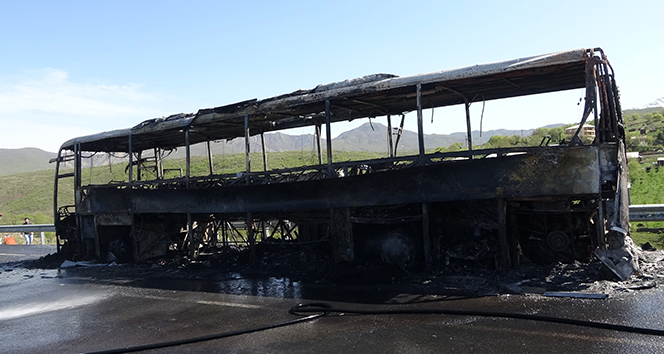 Bingöl'de 46 yolcusu bulunan otobüs alev alev yandı