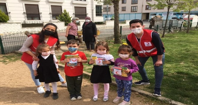 Türk Kızılay’dan çocuklara ikram paketi