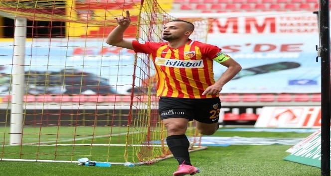 İlhan Parlak gollerine devam ediyor