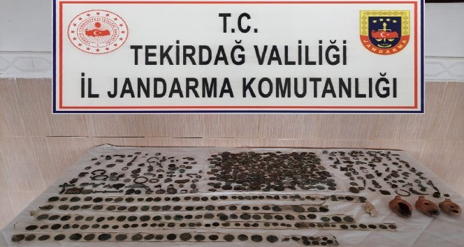 Tekirdağ’da piyasaya sürülmeye çalışılan 957 parça tarihi eser ele geçirildi