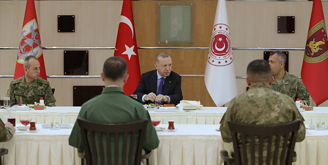 Cumhurbaşkanı Erdoğan, askerlerle iftar yaptı