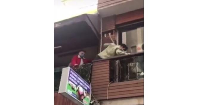 Polisi görünce kafenin balkonundan yan balkona böyle kaçtılar