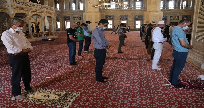 Adana’da tam kapanmada ilk cuma namazı