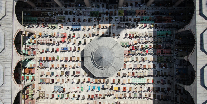 İstanbul'da tam kapanmada ilk cuma namazı kılındı