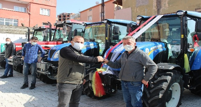 Türkeli’de orman köylülerinin traktörleri teslim edildi