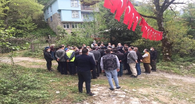 AK Parti’li vekiller İkizdere’deki taş ocağıyla ilgili yöre halkıyla görüştü