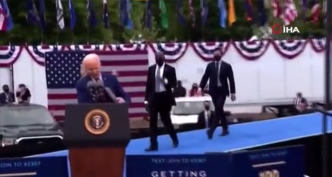 Biden’ın maske paniği: 30 saniye boyunca maskesini aradı