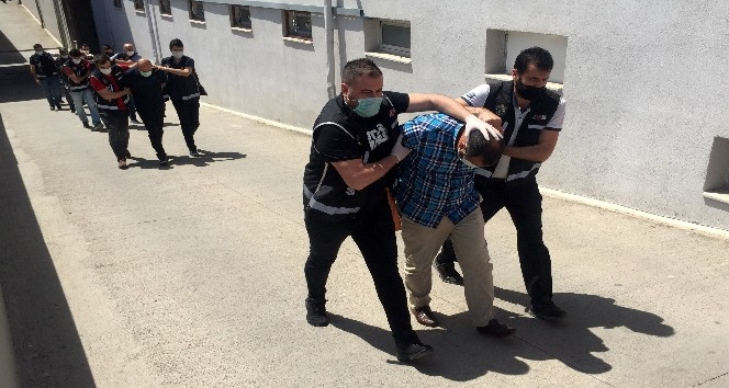 Polis, liderinin öğretmen olduğu silah kaçakçılığı çetesini çökertti