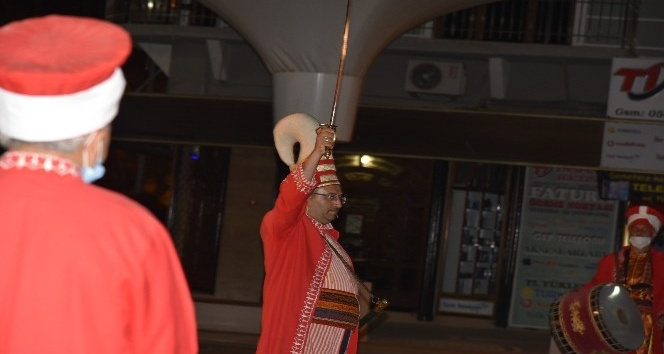 Balıkesir’de tam kapanmada mehter takımından vatandaşa moral konseri
