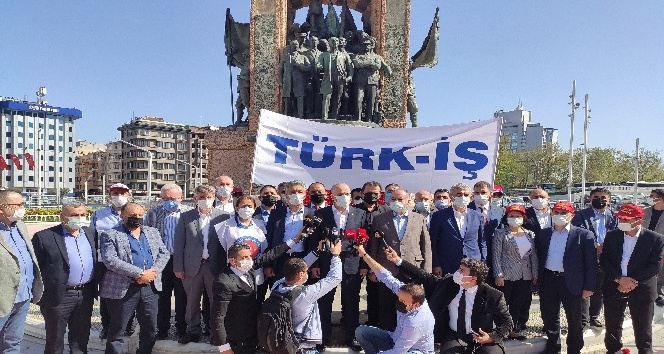 TÜRK-İŞ Cumhuriyet Anıtı’na çelenk bıraktı