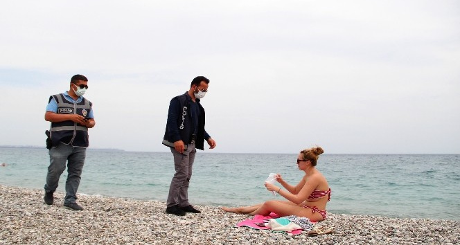 Antalya polisinden sahildeki turistlere de sıkı denetim