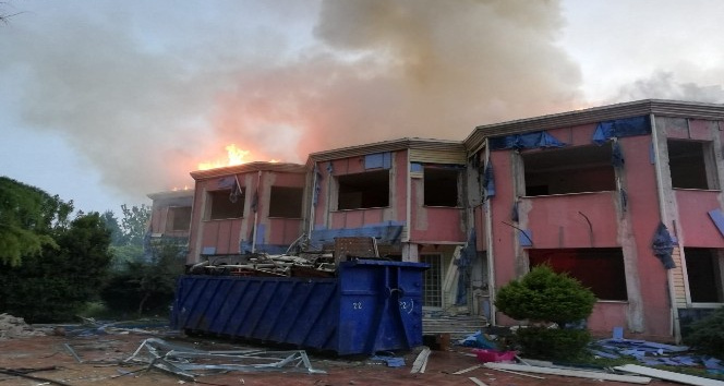 İzmir’de anaokulu çatısı alev alev yandı