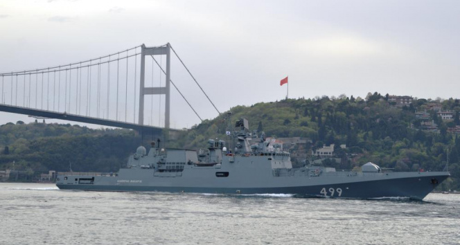 Rus Donanmasına ait RFS 499 borda numaralı &quot;Admiral Makarov&quot; gemisi boğazdan geçti