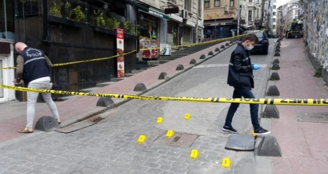 İstanbul’da silahlı çatışma anları kamerada: Çocuğunu bırakıp böyle kaçtı