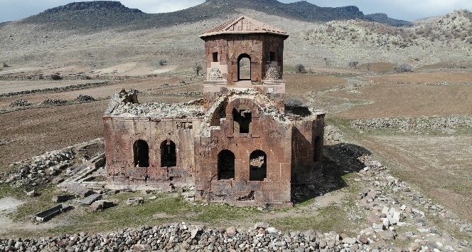 Bin 500 yıllık Kızıl Kilise ziyaretçilerini ağırlamaya devam ediyor