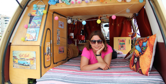 Genç hemşire klasik otomobil ile karavan hayalini birleştirdi, evi karavanı oldu