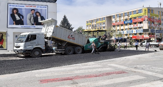 Isparta Belediyesi tam kapanmada yolları asfaltlıyor