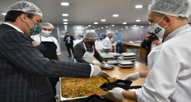 Osmangazi’de, günlük 2 bin 500 kişiye sıcak yemek