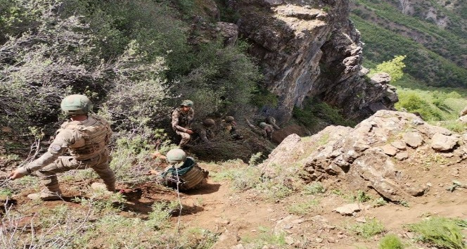 MSB, Mehmetçiğin zorlu arazi şartlarındaki operasyonundan fotoğraflar paylaştı
