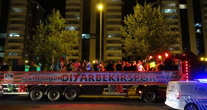 Diyarbekirspor, şampiyonluğu şehir turu ile kutladı