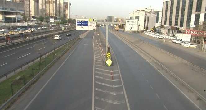 İstanbul’da kısıtlama nedeniyle haftanın ilk gününde yollar boş kaldı
